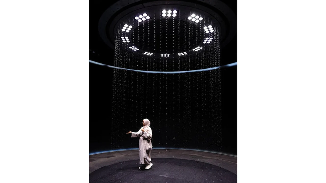 تشكيلات ضوئية فنية تحول سماء دبي إلى لوحة إبداعية مبهجة ومضيئة